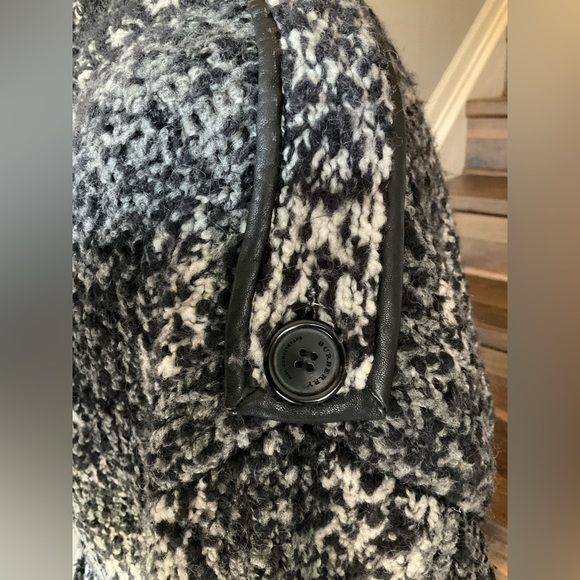 Beautiful Authentic Burberry Coat Size Large - Picture 3 of 15